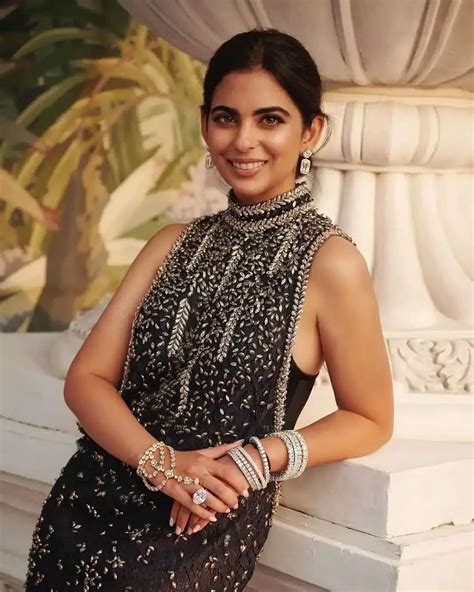 isha ambani dresses.